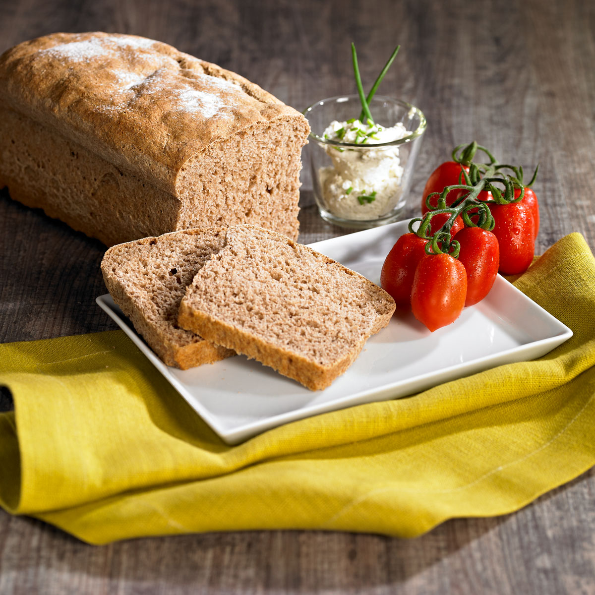 Dinkelbrot: Frisch gebacken, lecker knusprig und vielseitig belegbar – ein gesunder Genuss! Gebacken in der Lurch Kastenbackform aus Silikon.