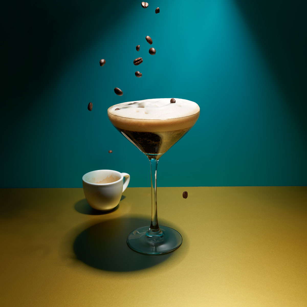 Espresso Martini: Kaffeegenuss trifft Cocktail – der perfekte Abschluss für ein gelungenes Dinner! Gemixt mit Lurch Barzubehör und Eiswürfelformen aus Silikon.