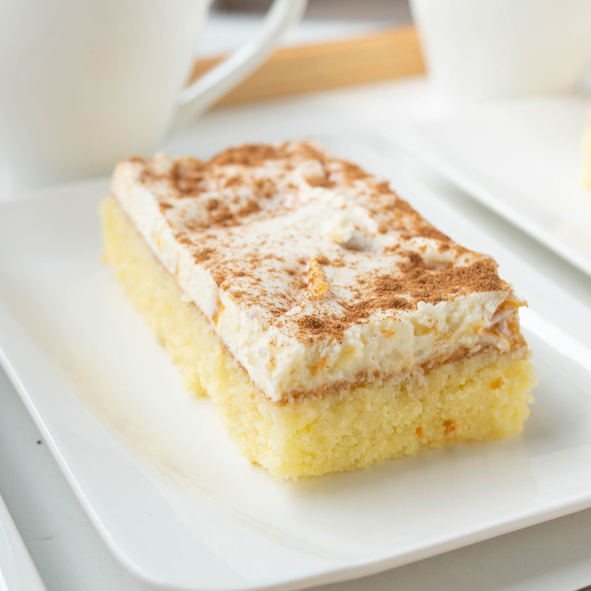 Mandarinen, Schmand und Sahne vereinen sich auf einem saftigen Rührteigboden mit einem Spritzer Orangenlimonade zu einem unwiderstehlichen Kuchen, der zum Backen einlädt. Wird am besten mit der Lurch Springform aus Silikon.