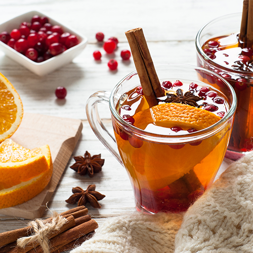 Winterlicher Tee mit Orange und Gewürzen sorgt für gemütliche Stimmung, wohltuenden Duft und Wärme an kalten Abenden.