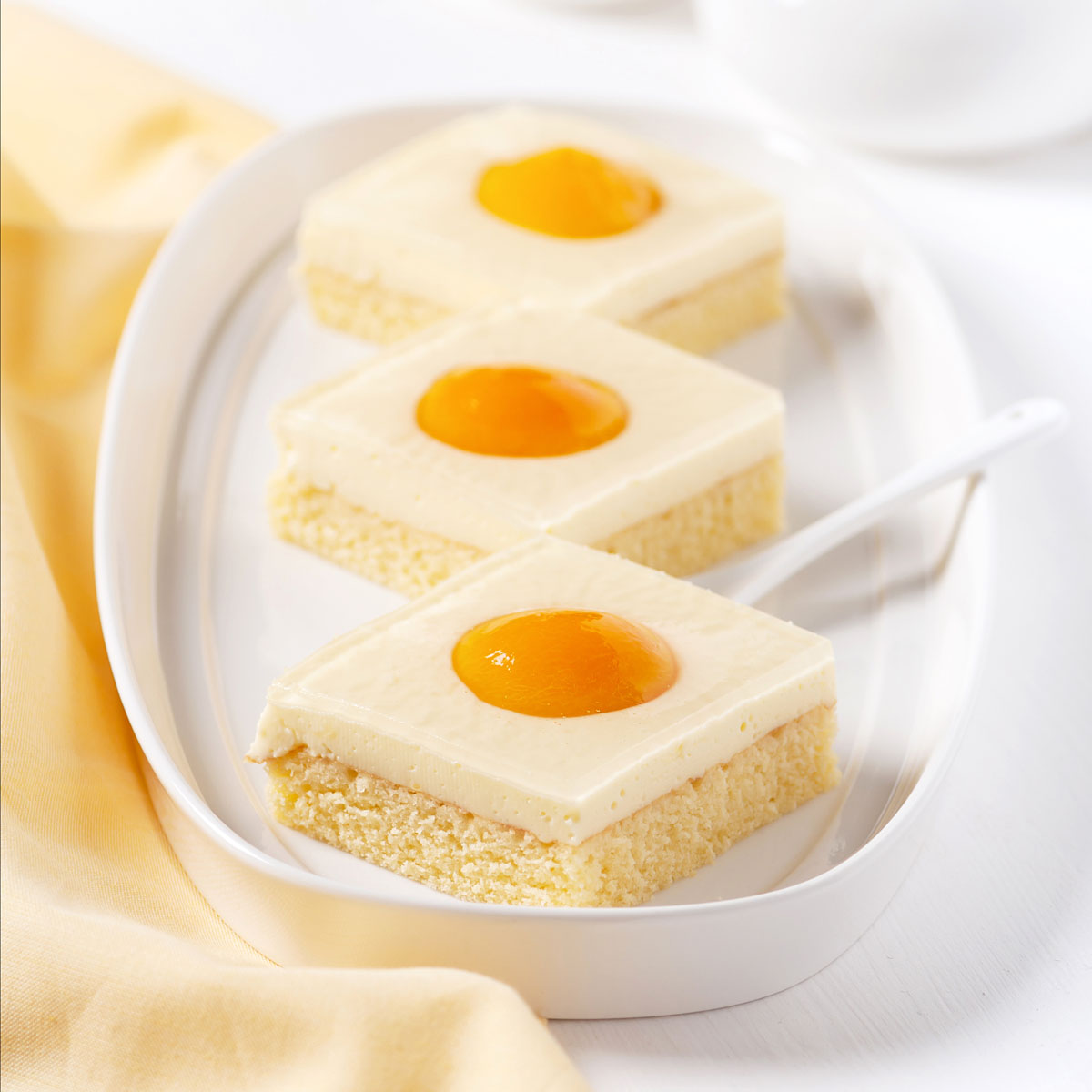 Spiegelei-Kuchen in der Lurch Quader-Backform aus Silikon: Täuschend echt, himmlisch lecker! Saftiger Boden, frische Creme und fruchtige Pfirsiche – der Hingucker-Kuchen nicht nur zu Ostern.