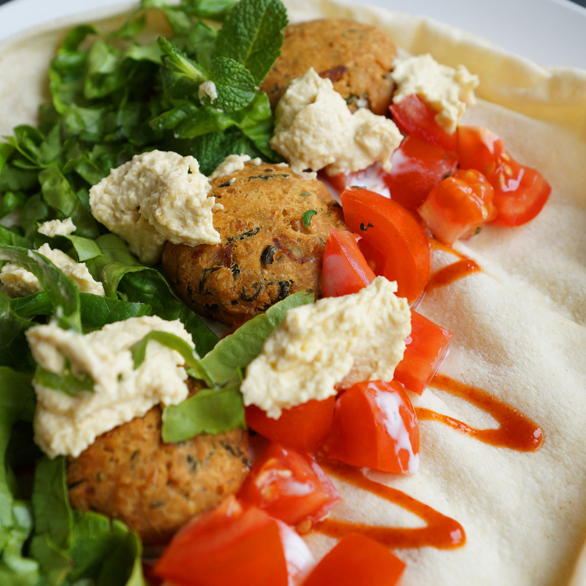 Falafel mit dem Lurch Multi Chopper: Die orientalischen Falafel-Bällchen sind einfach zuzubereiten und lassen sich ganz nach deinem Geschmack backen – so viele du willst.