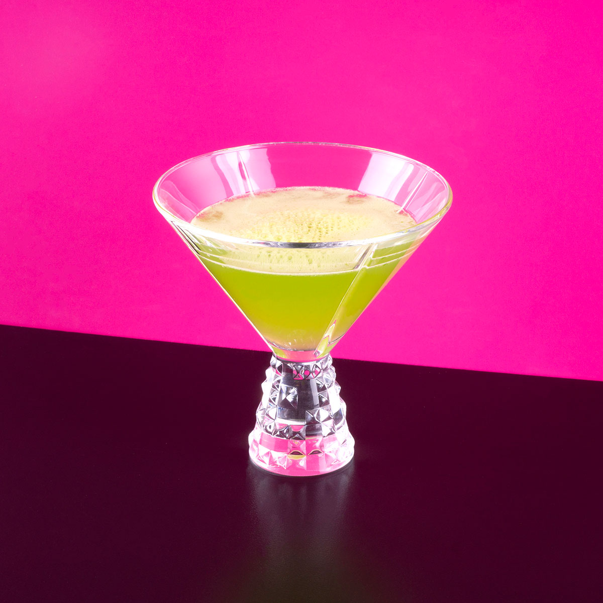 Basil Dazzle: Ein erfrischender alkoholfreier Cocktail mit Basilikum, Pfirsich, Zitrone und Martini floreale – perfekt zum Entspannen und Abschalten! Perfekt zubereitet mit Lurch Eiswürfelformen aus Silikon.