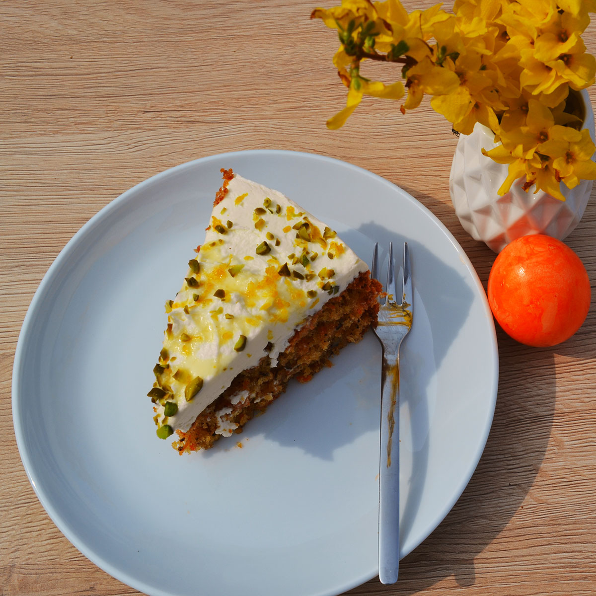 Karotten-Gewürzkuchen (nach Ottolenghi) mit der Lurch Spingform aus Silikon: Saftig, aromatisch und herrlich würzig! Karotten, Zimt, Anis & Co. machen den Kuchen besonders. Mit Frischkäsecreme und Pistazien obendrauf wird er zum echten Genuss.