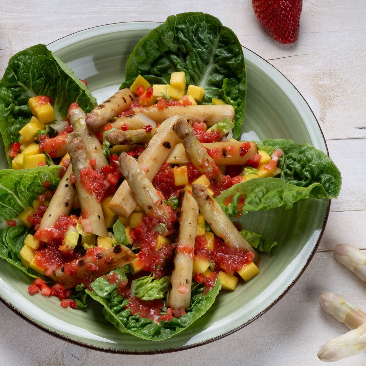 Frischer Spargel trifft auf süße Mango und Erdbeeren – ein bunter, veganer Sommersalat.