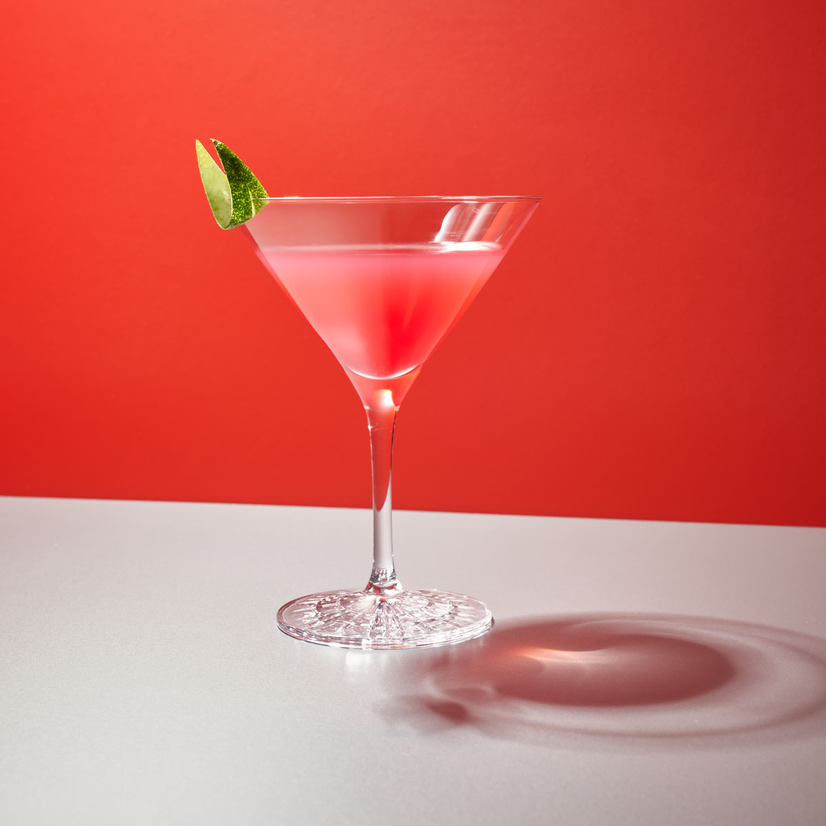 Cosmopolitan: Schlicht, stilvoll, ikonisch – der pinke Cocktail mit Wodka, Limette, Cranberry und Orangenlikör bringt Eleganz ins Glas und Glamour in deinen Abend. Am besten mit Lurch Barzubehör und Eiswürfelformen gemixt.