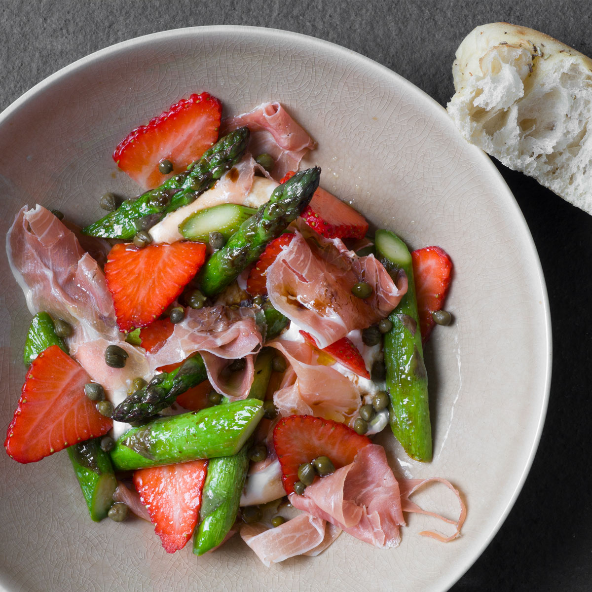Italienischer Sommersalat mit Burrata, Serranoschinken, Erdbeeren und grünem Spargel – frisch, fruchtig und unwiderstehlich.