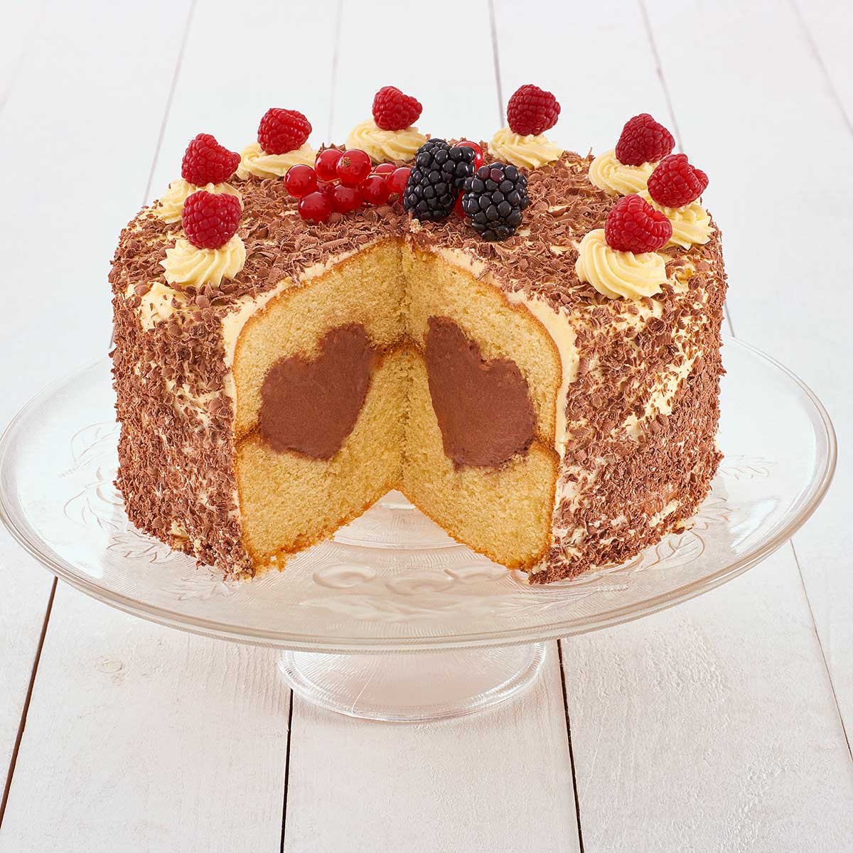 Hier findest du ein einfaches Grundrezept für eine herzige Torte, die du ganz nach deinem Geschmack füllen und verzieren kannst.