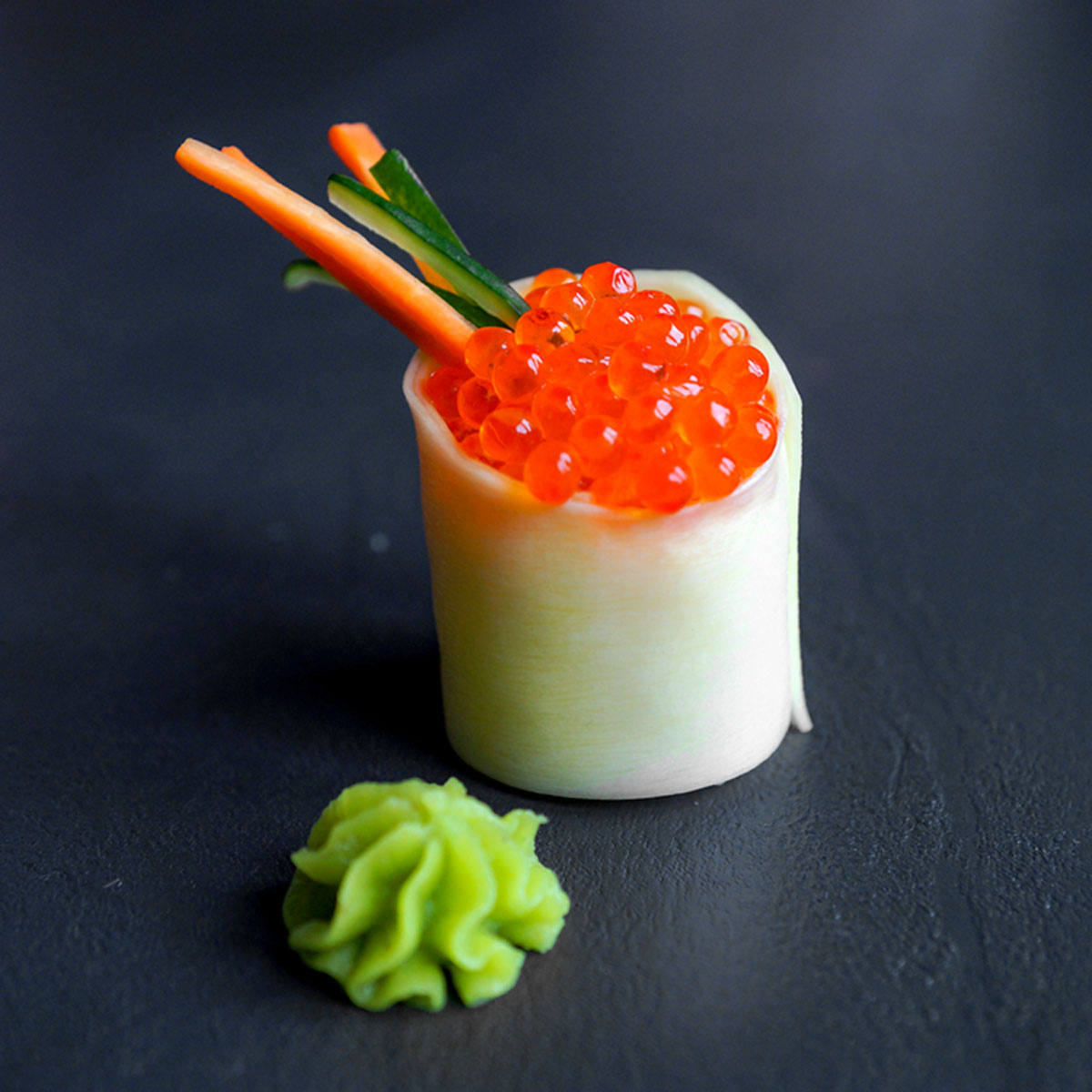 Gemüse-Sushi: Kaviar-Kohlrabi-Gemüse – Edler Genuss in Sushi-Form! Feiner Kaviar im zarten Kohlrabimantel, garniert mit bunten Gemüsestreifen. Zubereitet mit dem Lurch Catto Gemüsebahnenschneider.