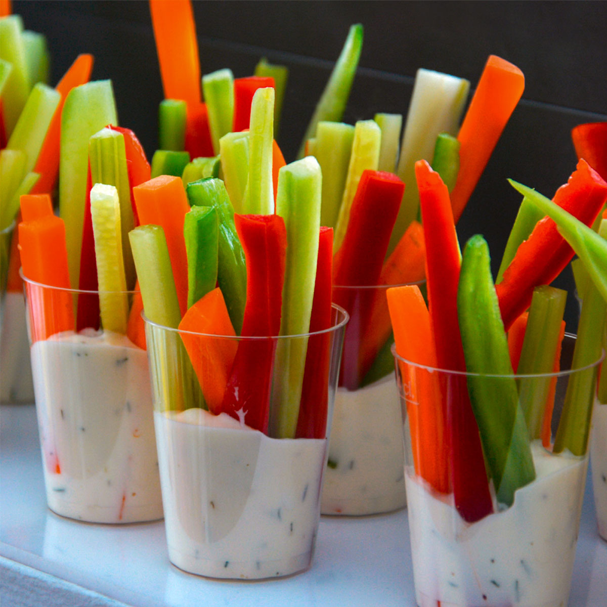 Gemüsesticks mit Dip: Lust auf einen Snack mit gutem Gewissen? Karotte, Gurke & Co. machen’s möglich! Frisch, knackig, schnell mit dem Lurch Würfel- und Stifteschneider geschnippelt – und mit Dip einfach unwiderstehlich!