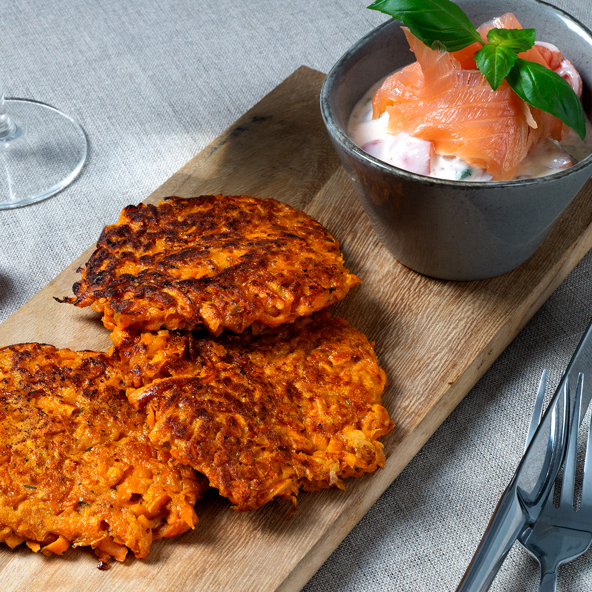 Knusprige Süßkartoffelpuffer mit frischem Räucherlachs-Salat – leicht und lecker.