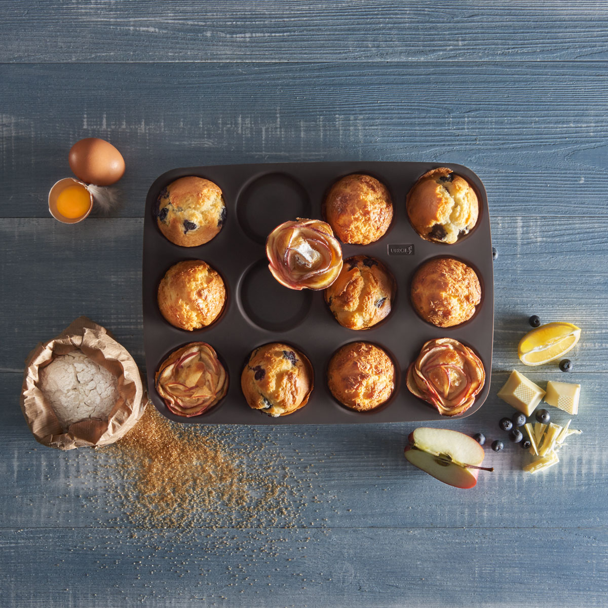 Fein gebackene Apfelrosen-Muffins – kleine Küchlein mit filigran gerollten Apfelscheiben, die wie Rosenblüten wirken. Ein süßer Hingucker zum Verlieben!
