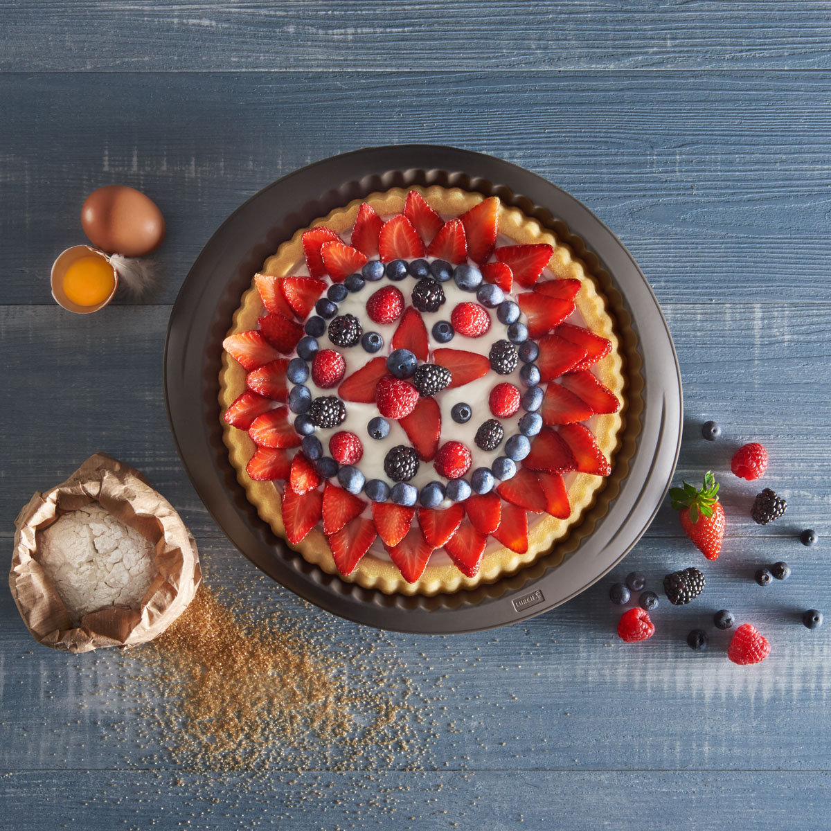 Obstboden Grundrezept: Der klassische Obstkuchen aus der Lurch Obstboden-Backform gehört zu den beliebtesten Kuchen. Mit diesem einfachen Grundrezept gelingt der saftige Boden garantiert.