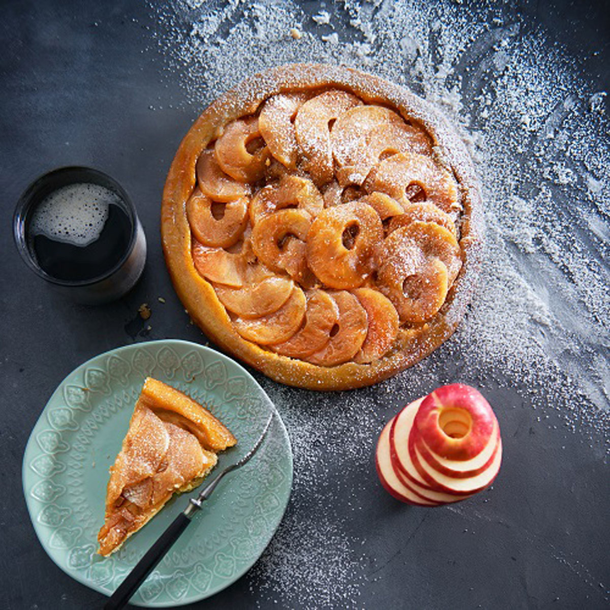 Tarte Tatin in der runden Silikonbackform von Lurch: Französischer Apfelkuchenklassiker mit karamellisierten Äpfeln – am besten lauwarm serviert mit Eis oder Sahne. Bon appétit!