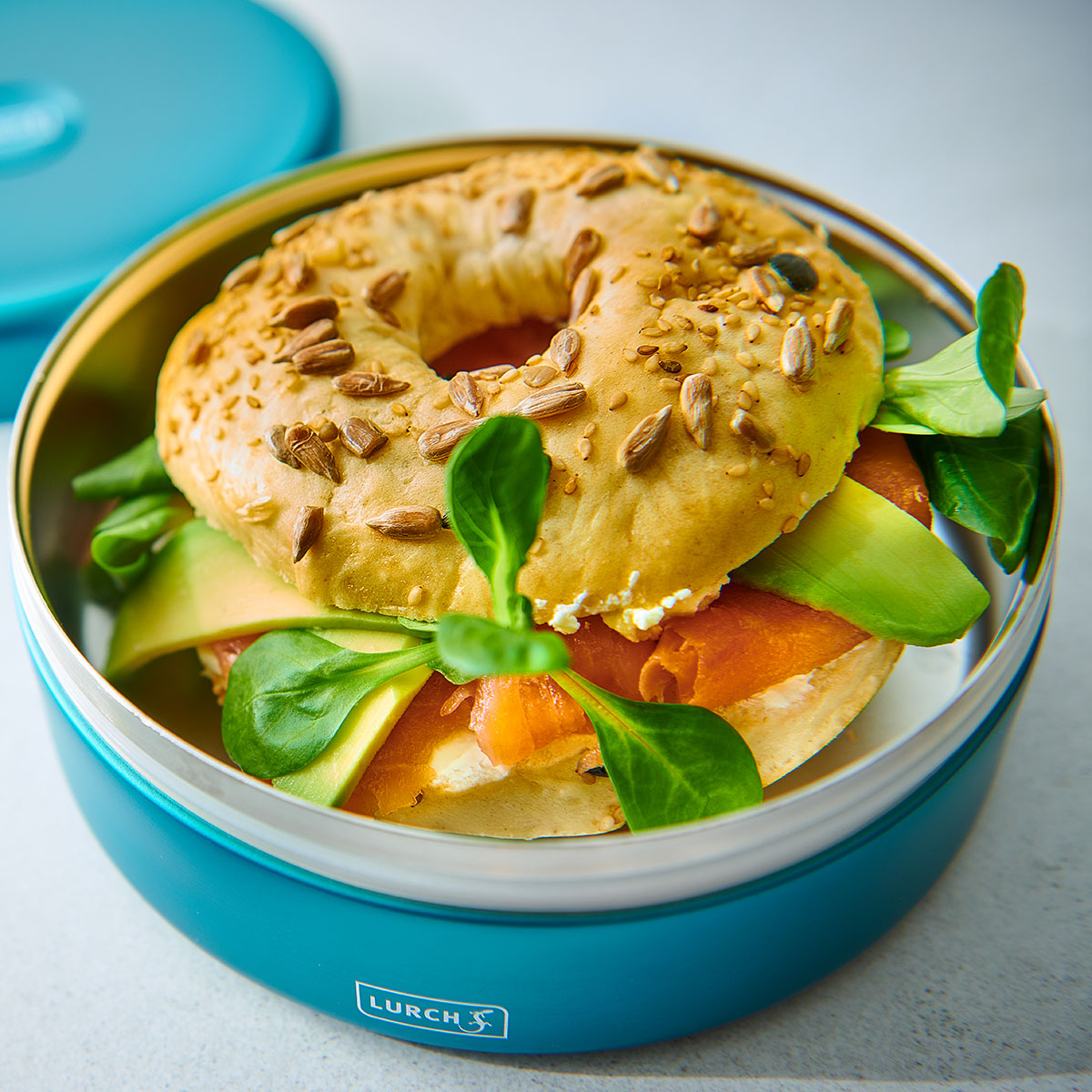 Selbstgemachte Bagels bieten unzählige Möglichkeiten zum Verfeinern und Belegen – ein vielseitiger Teigkringel für kreative Genussmomente. Bagel gelingen am besten mit der Lurch Bagel Backform aus Silikon.