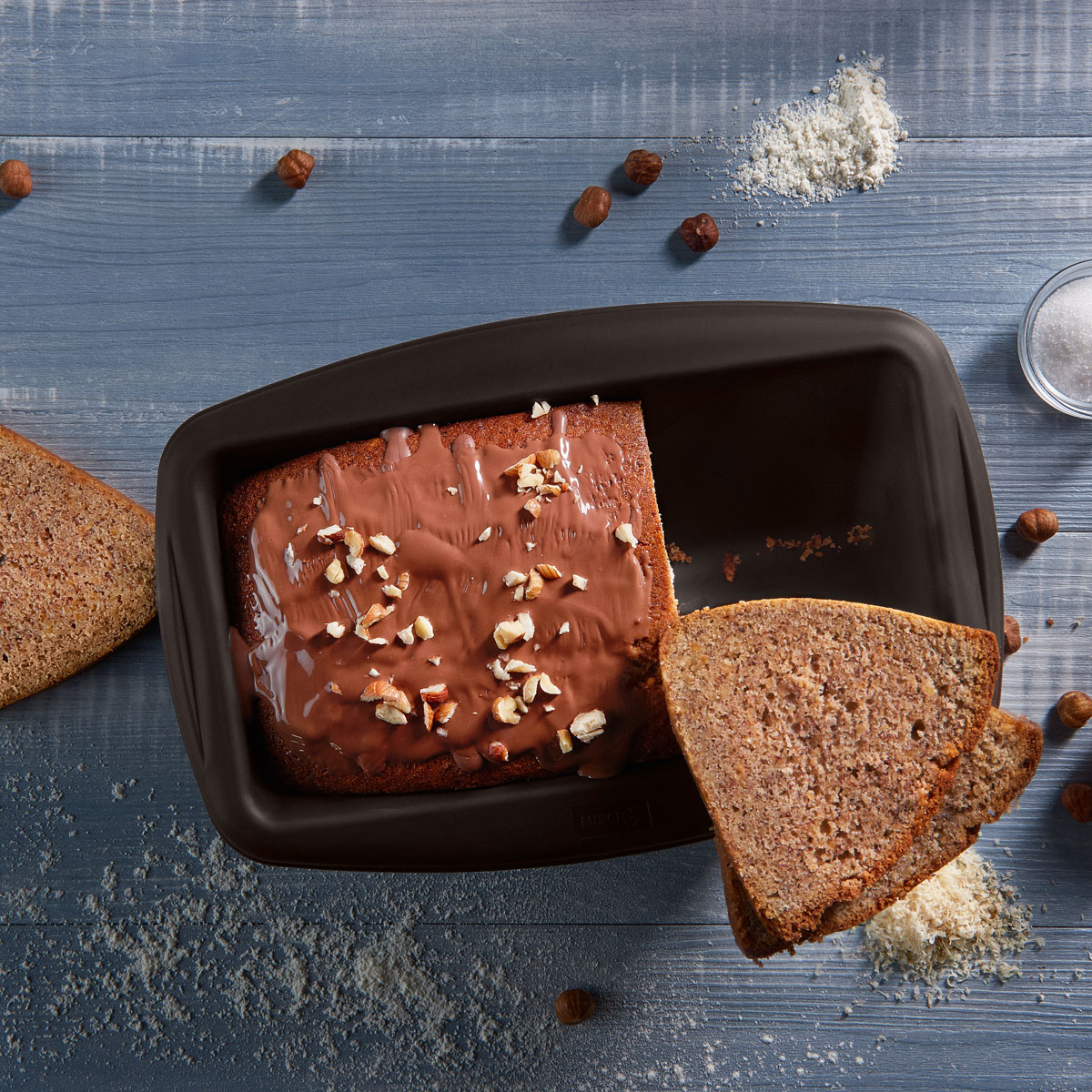 Haselnusskuchen aus der Lurch Dreieck-Backform: Einfach, schnell und unglaublich lecker! Mit wenigen Zutaten zauberst du einen fluffigen, saftigen und nussigen Kuchenklassiker.