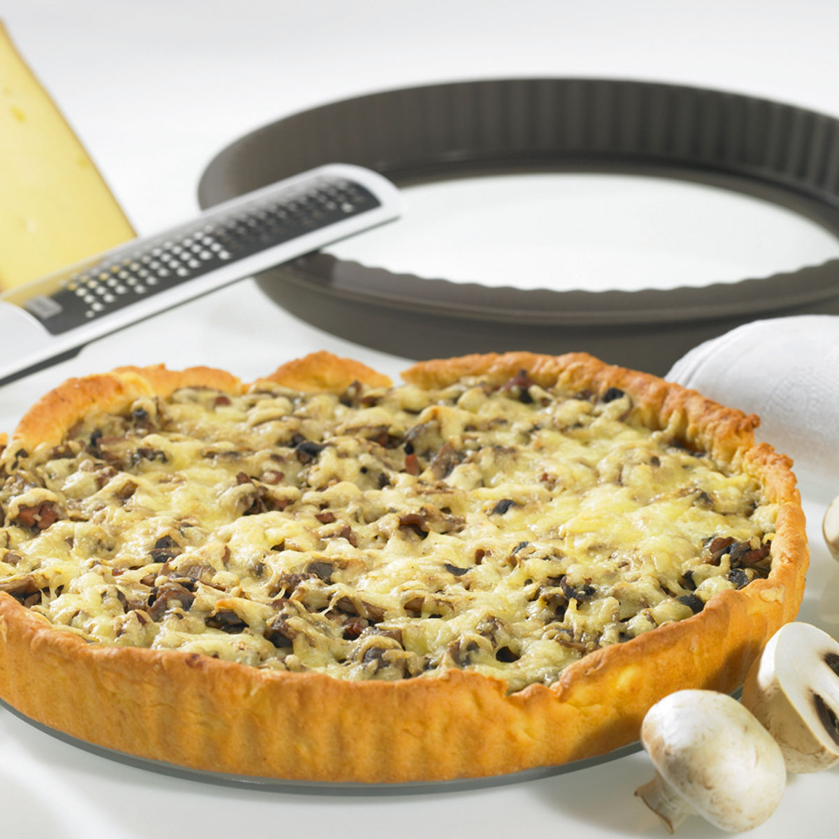 Champignon-Quiche: Du liebst Champignons und suchst neue Ideen? Probier diese leckere Quiche – schnell in der Lurch Quiche-Backform gemacht, aromatisch und auch am nächsten Tag noch ein Genuss.