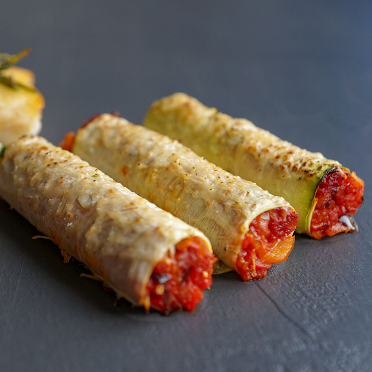 Ratatouille-Rolle mit dem Lurch Catto Gemüsebahnenschneider: Der französische Klassiker mal anders! Aromatisches Gemüse wird zur Rolle geformt – lecker gefüllt, hübsch angerichtet und perfekt als Beilage oder Hauptgericht.