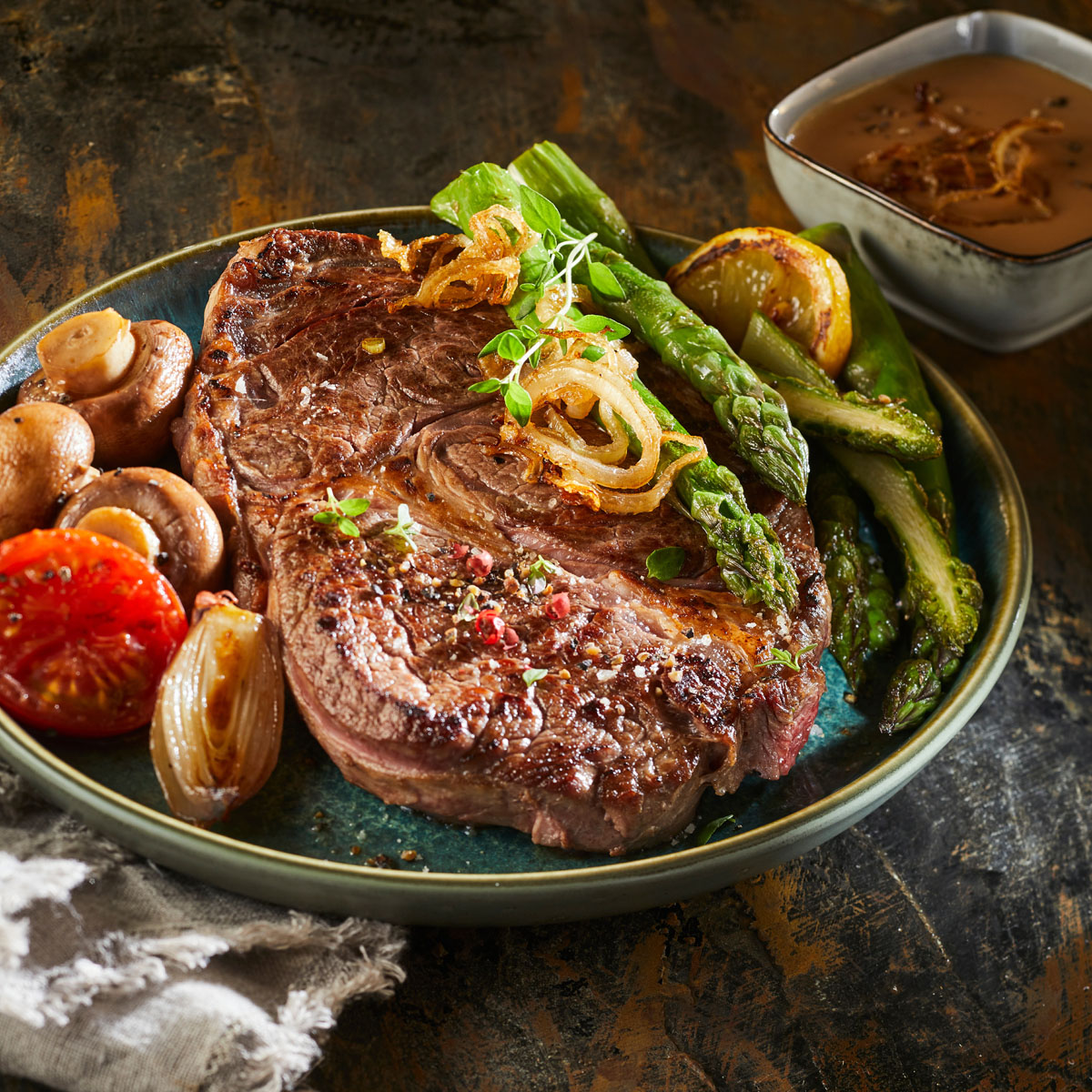 Steak with green asparagus and tomato butter