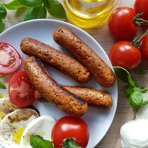 Vegetarische Bratwurst Caprese mit dem Lurch Wursti-Maker: Basilikum, Tomate und Mozzarella machen aus dieser Bratwurst eine leckere Hommage an Italien – frisch, aromatisch und einfach anders!