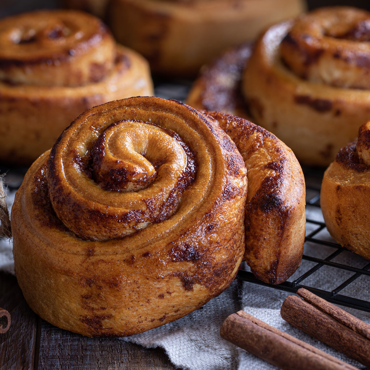Kleine Zimtschnecken: Gemütlichkeit zum Naschen! Diese duftenden Mini-Schnecken bringen skandinavisches Hygge-Gefühl direkt in deine Küche – perfekt für kuschelige Auszeiten.