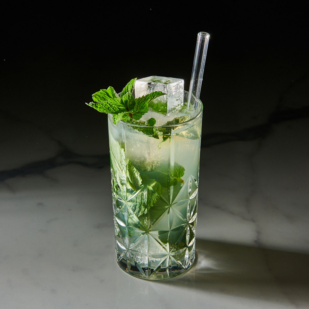 Mojito: Erfrischung pur für heiße Tage! Mit unserem Rezept holst du dir das kubanische Feeling direkt ins Glas. Einfach lecker! Zubereitet mit Lurch Barzubehör und Eiswürfelformen aus Silikon.