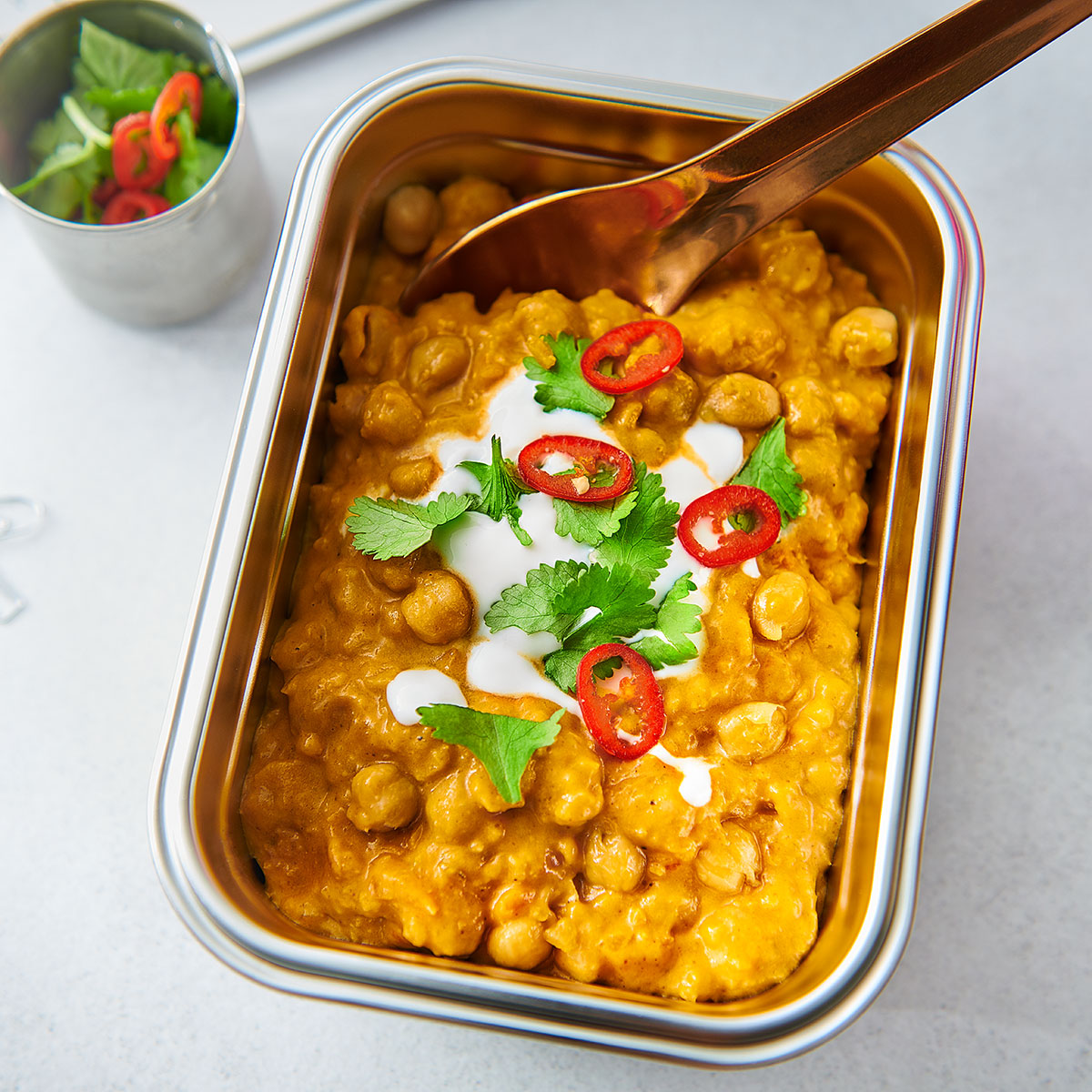 Einfaches, veganes Kichererbsencurry – perfekt für stressige Tage, schnell gemacht und voller gesunder Zutaten. Zubereitet mit dem Lurch Tango Kochmesser und Multi Chopper.