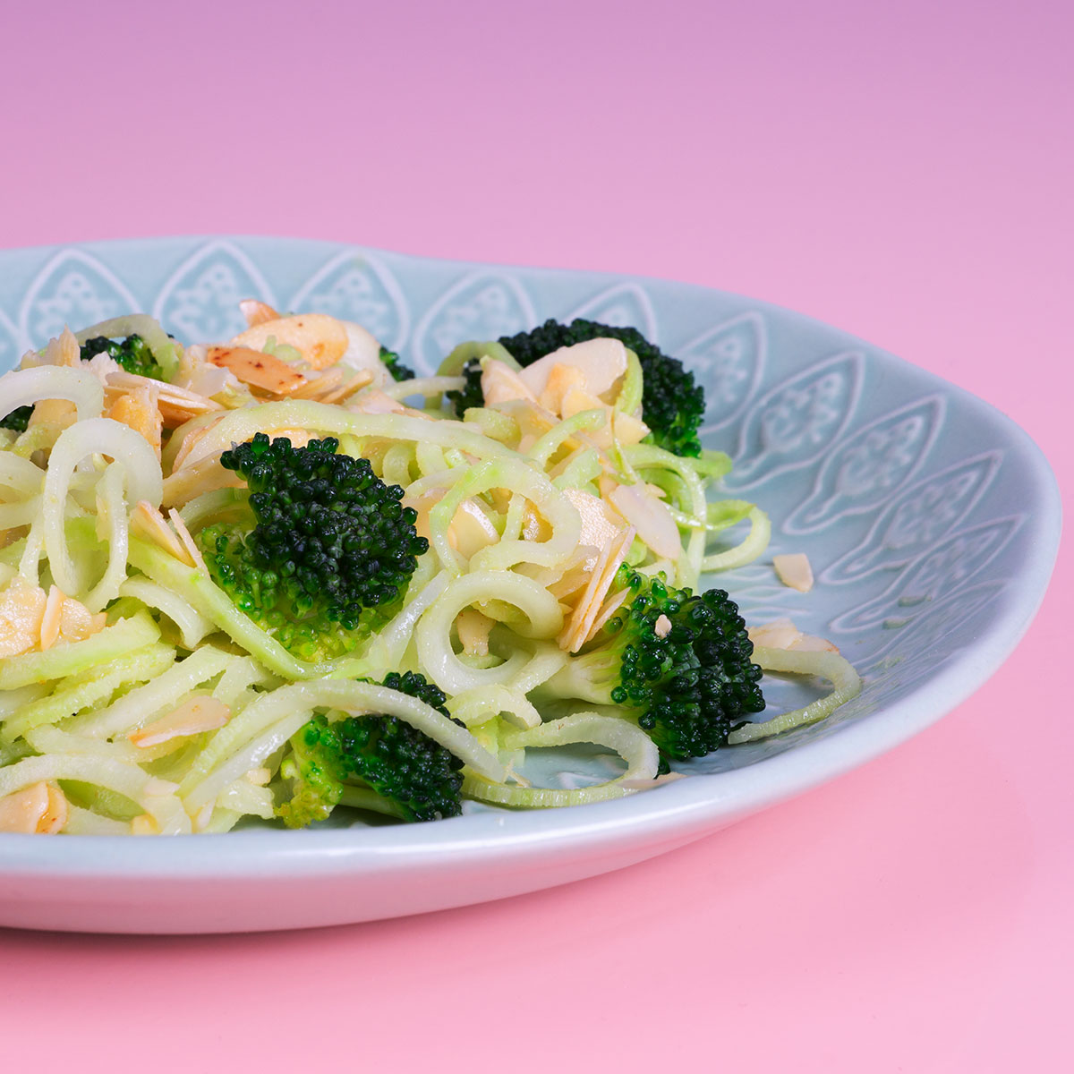 Mit dem Lurch Spiralschneider wird aus Brokkolistrunk im Handumdrehen eine leckere, nussig-buttrige Pasta-Alternative – gesund, kreativ und richtig lecker!