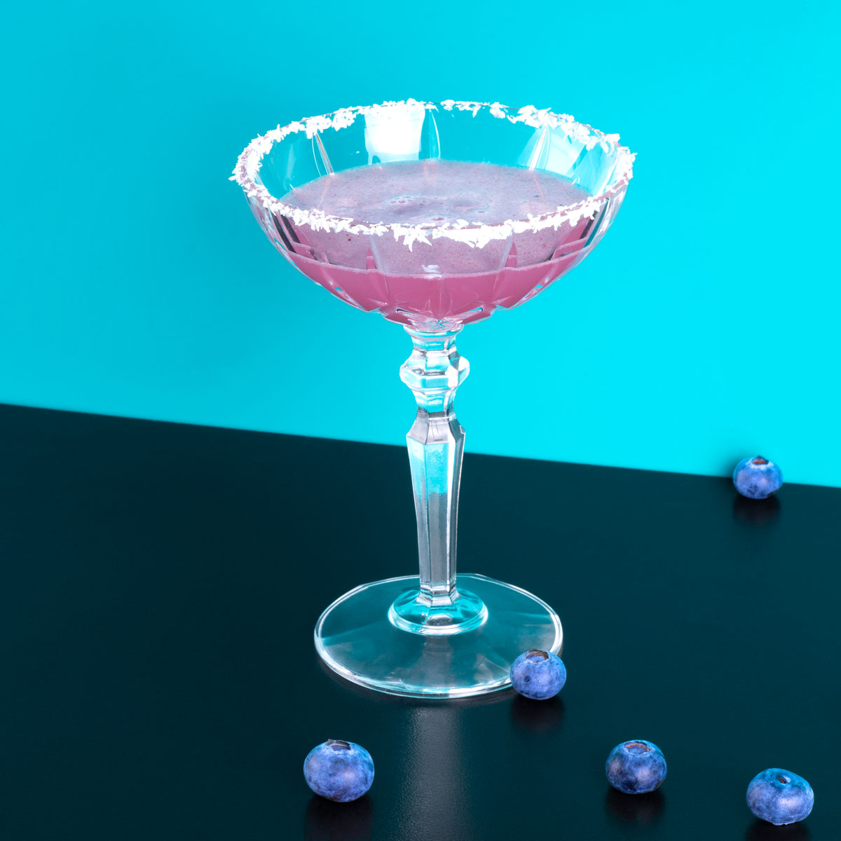 Kokomo ("The Byrdcave"-Style): Karibik-Feeling im Glas – auch wenn Kokomo in Indiana liegt! Dieser Cocktail mit Gin, Blaubeersirup und Kokosgarnitur ist optisch wie geschmacklich ein Urlaubsgruß. Zubereitet mit den Lurch Bar Tools.