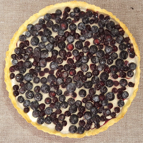 Wer der Versuchung widersteht, die Blaubeeren vorher zu naschen, wird mit einer herrlich cremig-fruchtigen Tarte belohnt! Gebacken in der Lurch Obstbodenbackform aus Silikon.