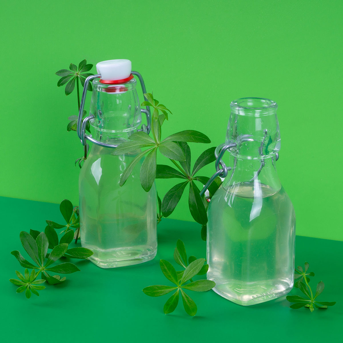 Waldmeistersirup: natürlich klar statt künstlich grün – echter Geschmack ohne Farbstoffe.