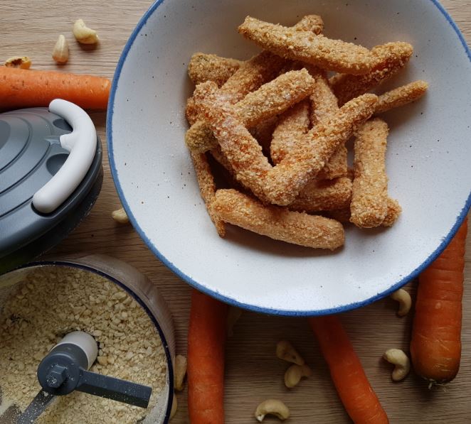 Knusprige Karottensticks mit Cashew-Panade – gesunder Crunch für deinen Fernsehabend, perfekt mit frischem Dip. Zubereitet mit dem Lurch Würfel- und Stifte Gemüseschneider.