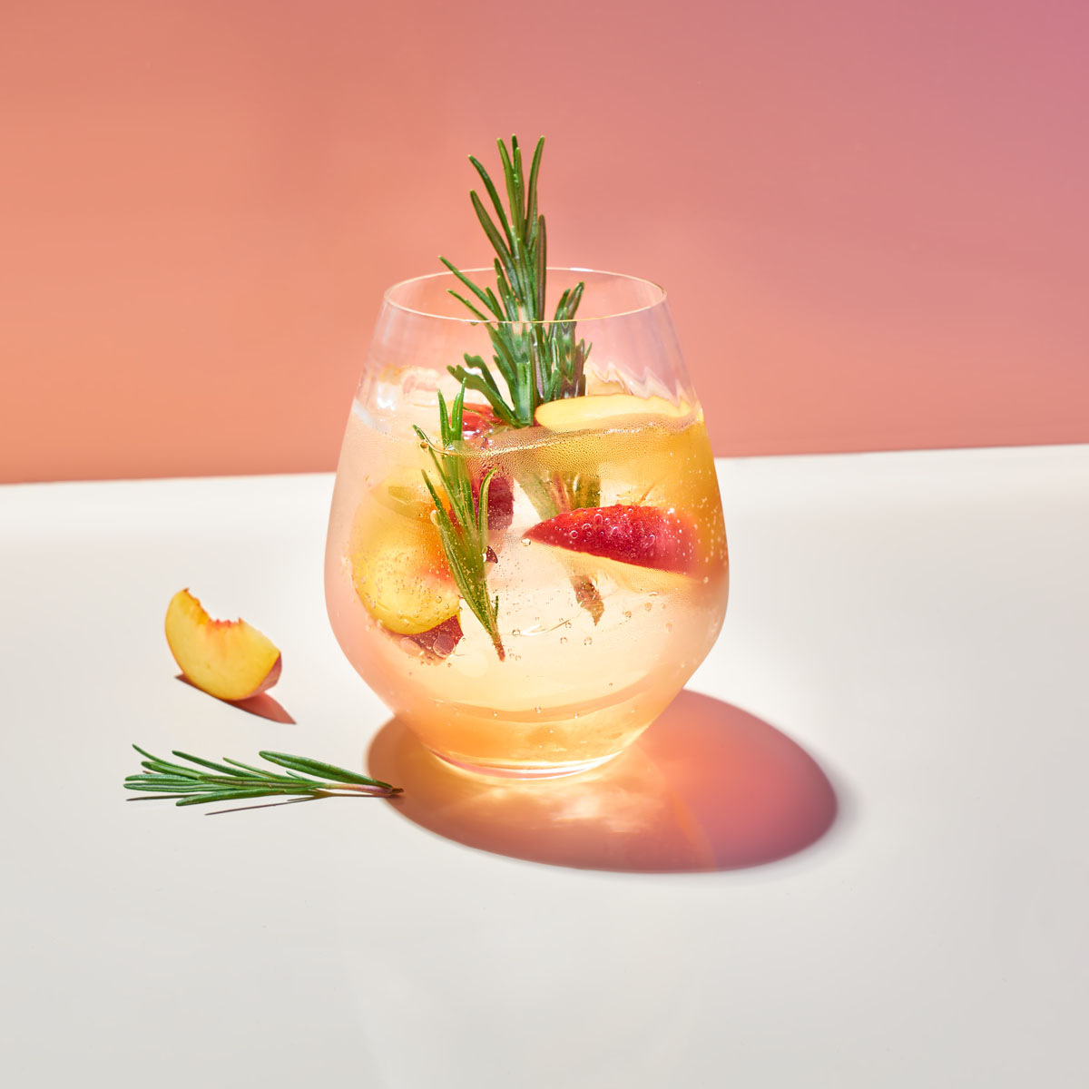 Gin Peach and Lemon: Fruchtig, frisch, perfekt abgestimmt – Gin, Zitronenlimonade und Pfirsich ergeben einen harmonischen Sommer-Cocktail, der köstlich schmeckt! Richtig zubereitet mit unserem Barzubehör und Eiswürfelformen.