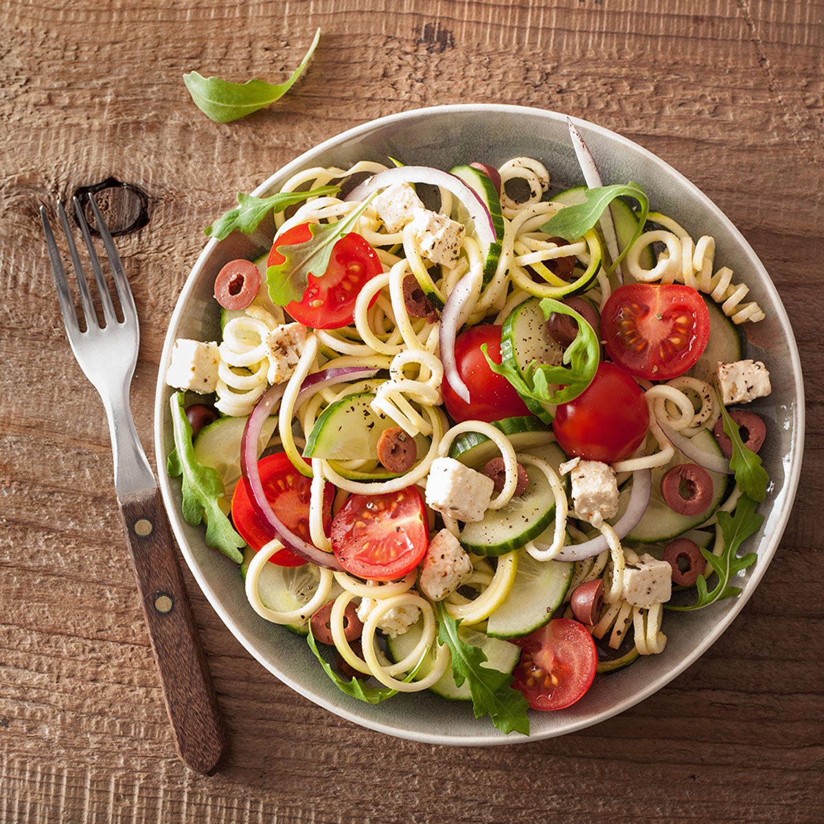 Zucchini- und Gurkenspaghetti mit dem Lurch Spiralschneider bringen frischen Schwung in den Klassiker. Mit Tomaten, Oliven, Feta und Zitronen-Olivenöl-Dressing wird er zum leichten Sommerhit!