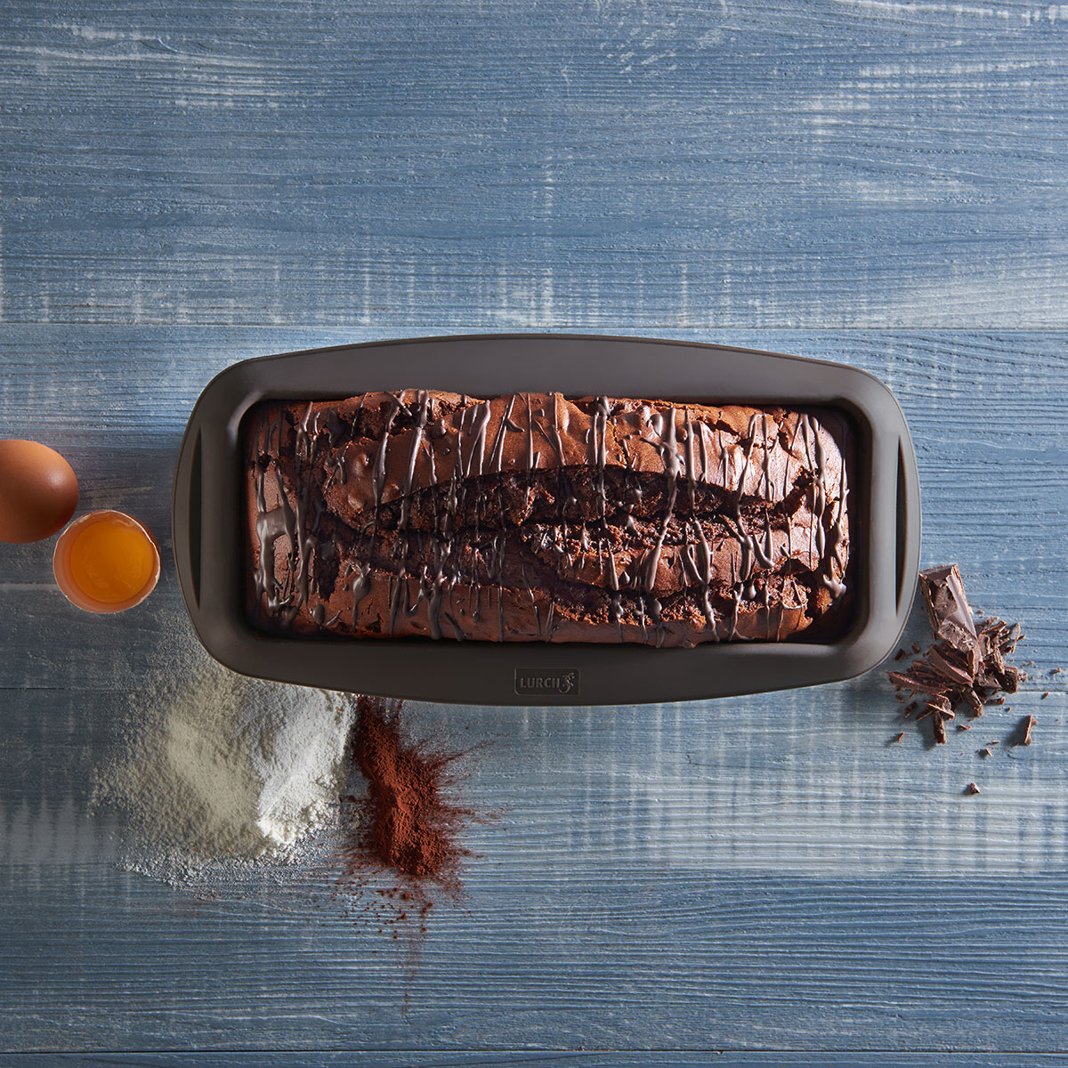 Dieser saftige Schokoladen-Rührkuchen wird schnell in der Lurch Kastenform aus Silikon gebacken und überzeugt mit seinem klassischen Geschmack und einfacher Zubereitung.