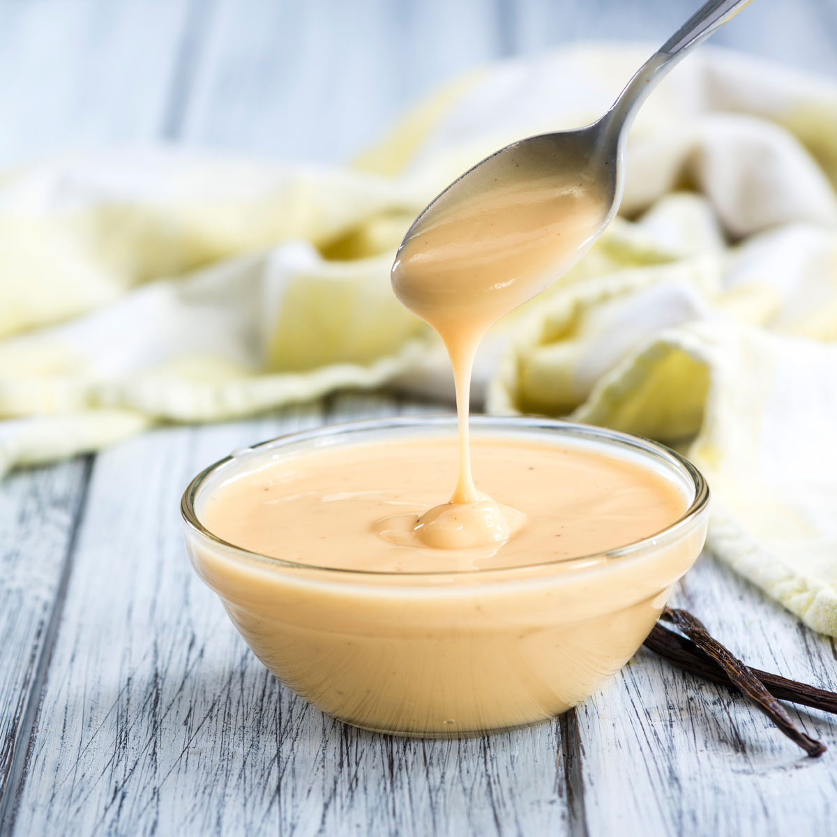 Vanillesoße: Echte Vanille macht sie besonders aromatisch – das perfekte Topping für Pudding, Eis, Strudel & Co. Zubereitet mit Lurch Schneebesen, Sieb und Ei-Trenner.