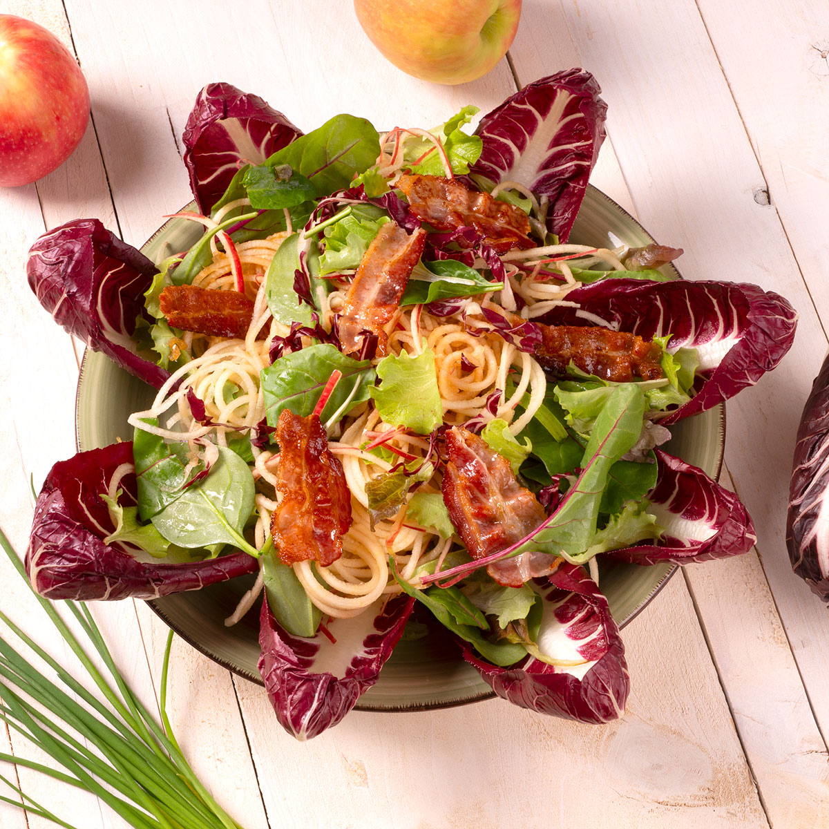 Karamellisierte Apfelspiralen auf knackigem Radicchio, verfeinert mit knusprigem Bacon.