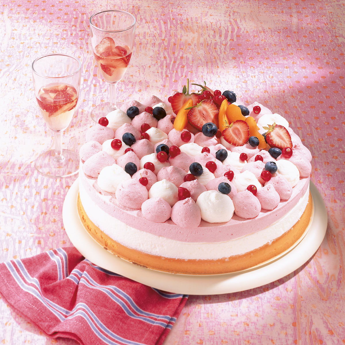 Joghurt-Beerensahne-Torte aus der Lurch Springform: Luftig, fruchtig, himmlisch gut! Diese Torte mit Joghurt und Beeren ist ein sommerlich-leichter Genuss für alle Naschkatzen.
