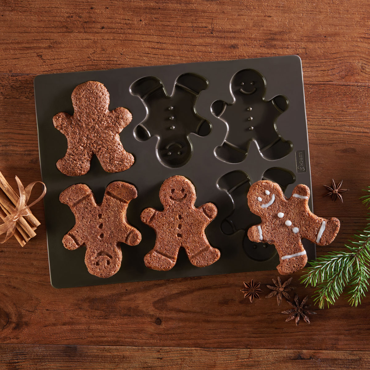 Lebkuchenfiguren in der Lurch Lebkuchenbackform: Knusprig, würzig und voller Weihnachtsduft – diese süßen Figuren machen nicht nur Kindern Freude. Ein Klassiker zum Ausstechen, Verzieren und Genießen!