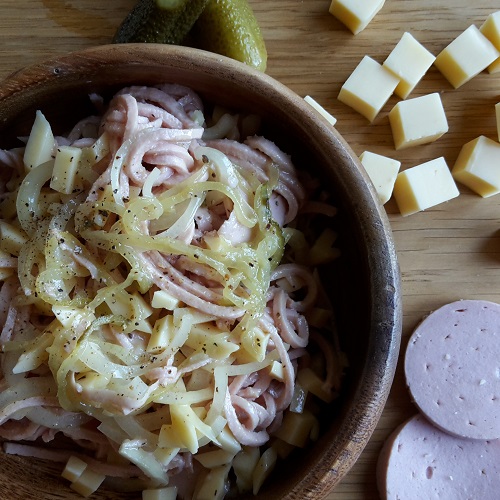 Wurstsalat mal anders: Wurst und Gurke als Spiralen, lecker und ein echter Hingucker – perfekt für Biergarten, Grillfest & Co.!