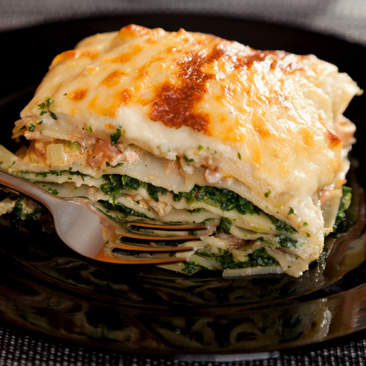 Lachslasagne aus der Lurch Quader Backform: Lachs und Spinat ersetzen Hackfleisch, mit Creme fraîche wird die Lasagne saftig und lecker. Perfekt, wenn der Käse goldbraun aufbackt!