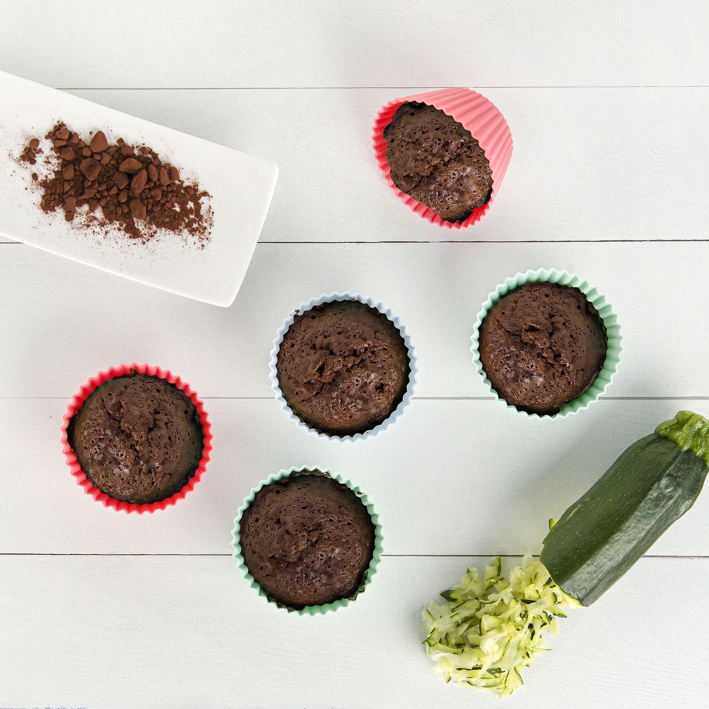 Mal was Neues ausprobieren macht Spaß – probier unbedingt die originelle Kombination aus Zucchini und Schokolade, die überraschend gut schmeckt! Gebacken in Lurch Muffinförmchen.