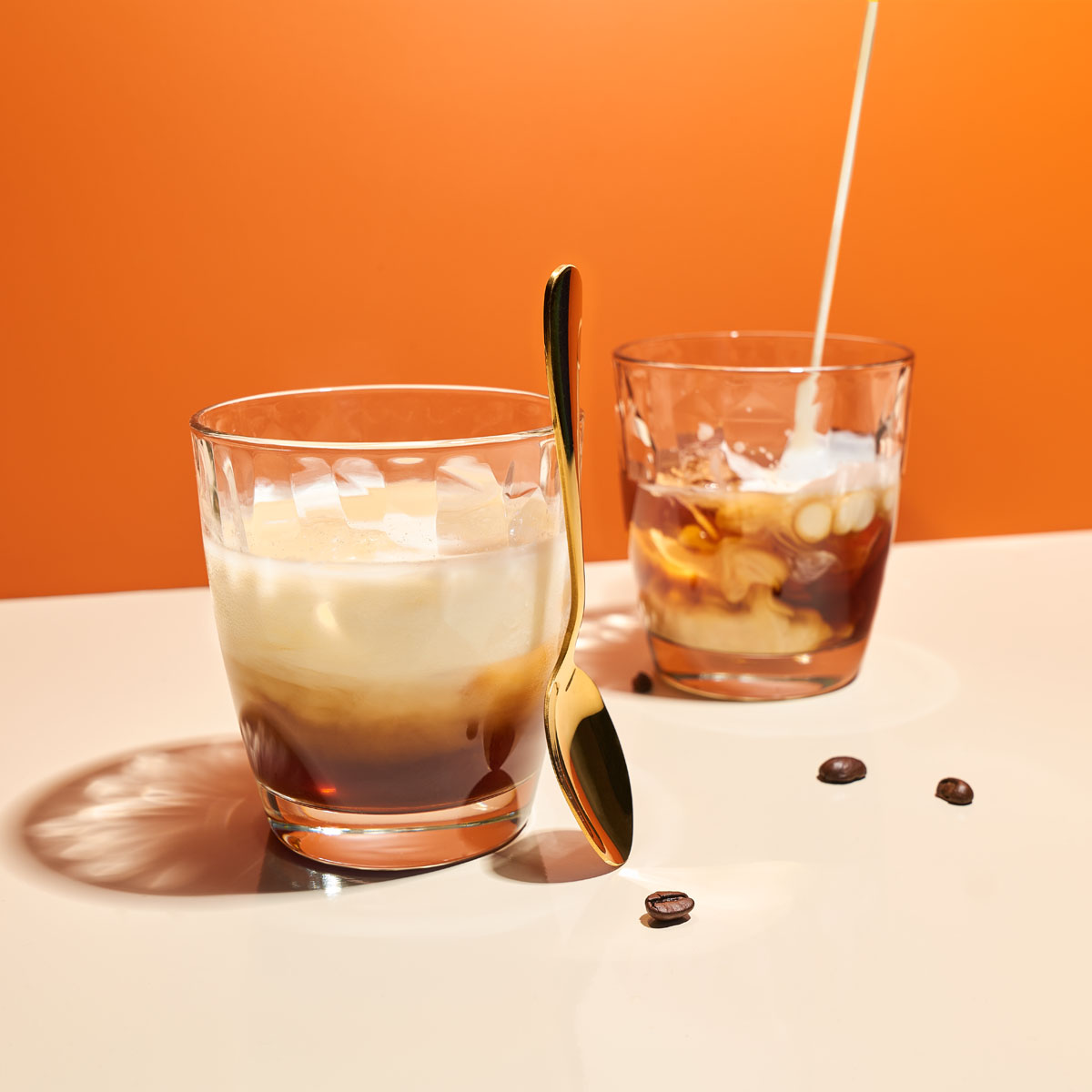 White Bourbon: Whiskey, Kaffee, Sahne und Sirup – eisgekühlt serviert als sommerliche Irish-Coffee-Alternative. Kräftig, cremig, erfrischend! Zubereitet mit Lurch Bar Tools und Eiswürfelformen.