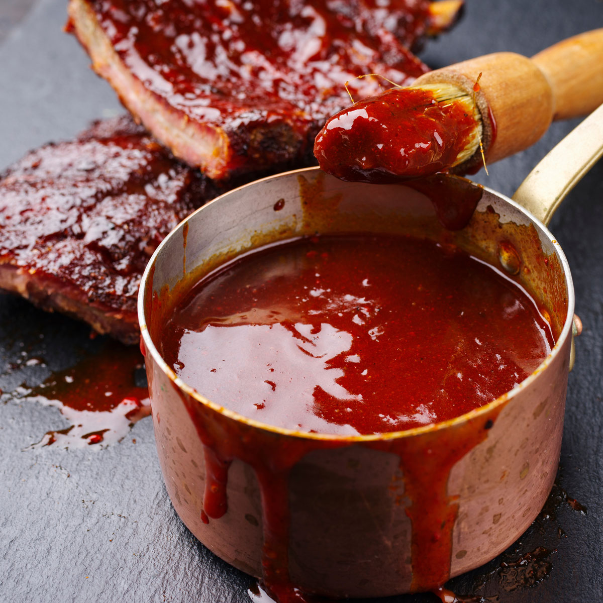 Würzige BBQ-Soße mit Whiskey, Rauchsalz und Chili – perfekt zu Rippchen, Pulled Pork & Co. für echtes Grillvergnügen.