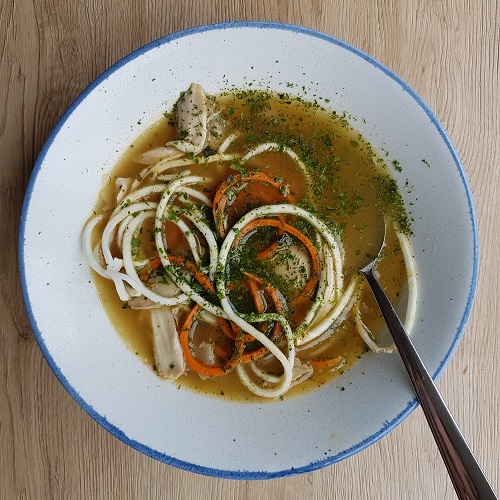 Eine kräftige hausgemachte Hühnerbrühe ist vielseitig einsetzbar, besonders wohltuend bei Erkältungen und wird mit knackigen Gemüsenudeln zu einer leckeren Mahlzeit. Zubereitet mit dem Lurch Spiralschneider.