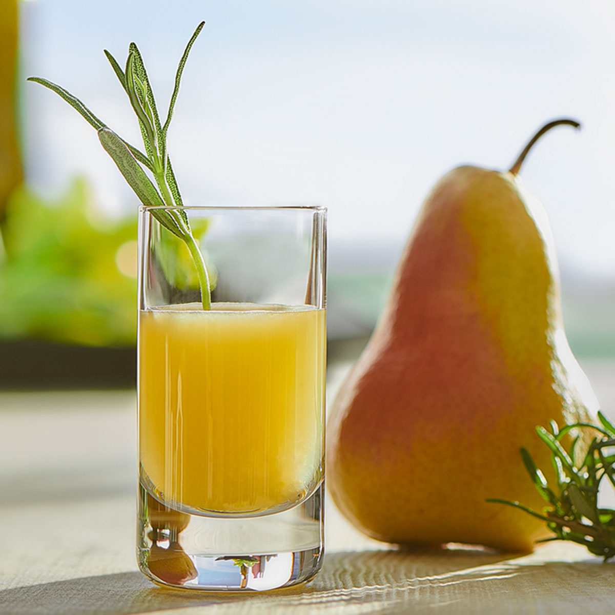 Rosmarin-Birnensaft: Süß trifft herb – die fruchtige Birne kombiniert mit würzigem Rosmarin ergibt einen aromatischen Saft mit Wohlfühlfaktor. Entsaftet mit dem Lurch Slow Jucier.