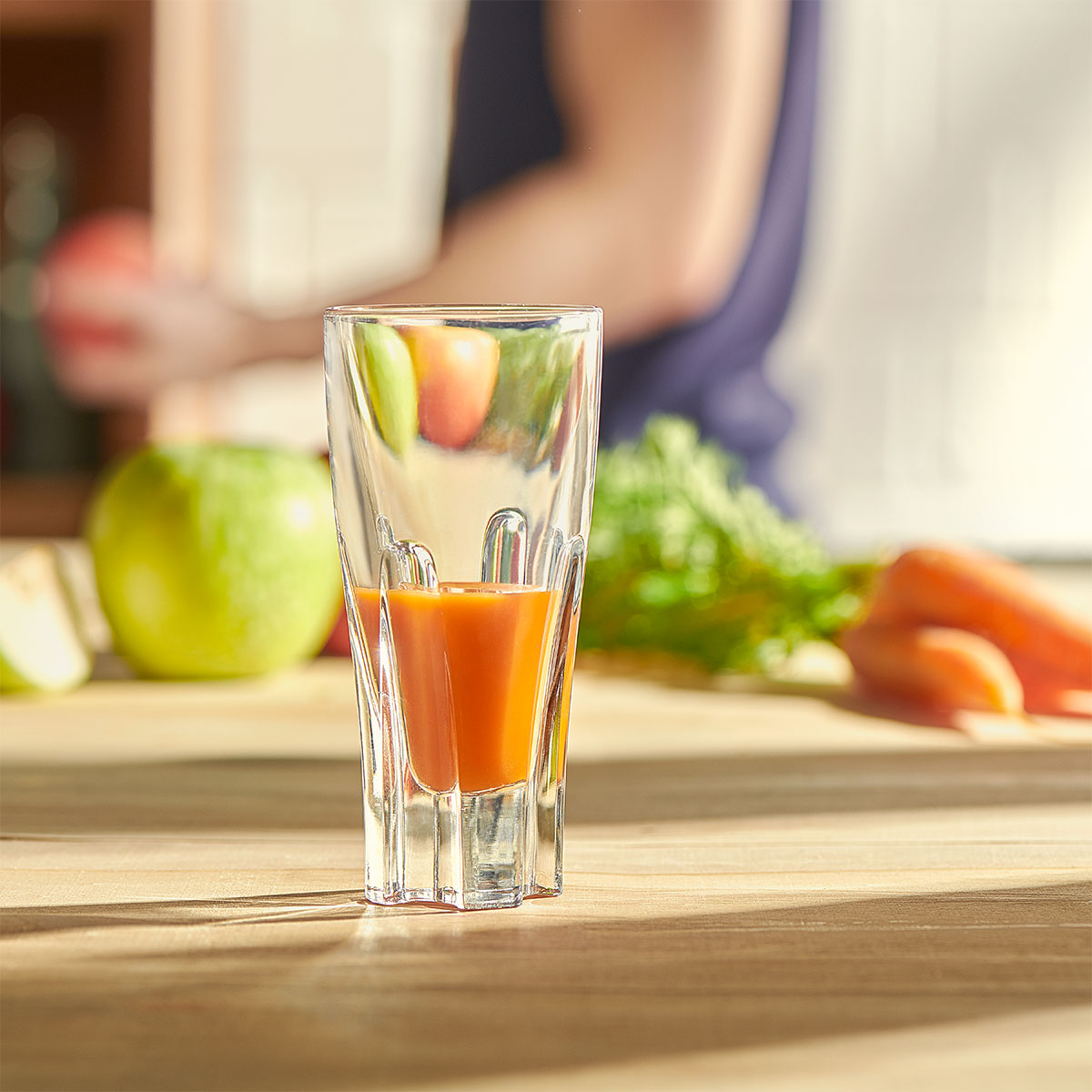 Frischer Apfel-Karottensaft im Glas – leuchtend orange, fruchtig und vitaminreich für den perfekten Start in den Tag.