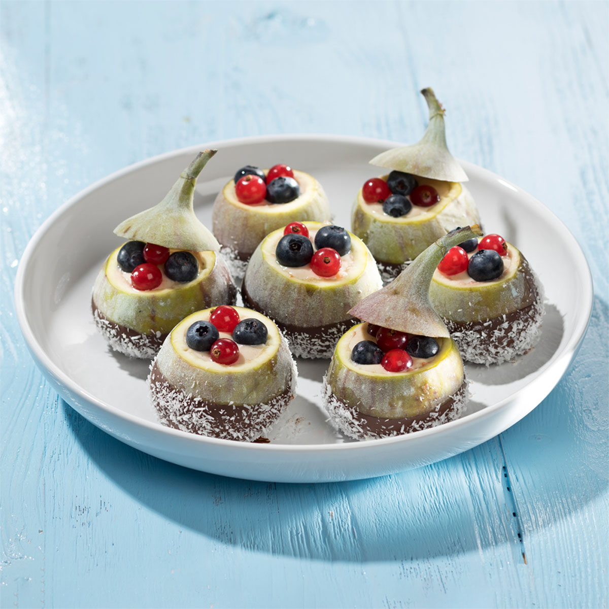 Gefüllte Schokoladenfeigen: Eine einfache Feige, raffiniert veredelt! Gefüllt mit Cashewmus, Joghurt & Zimt, umhüllt von Schokolade & Kokos. Richtig zubereitet mit dem Lurch Twister.