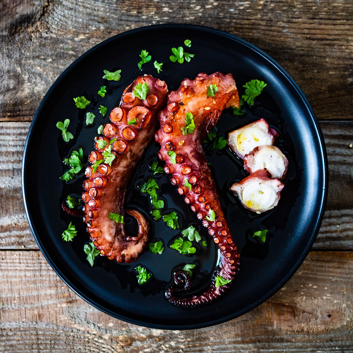 Oktopus kochen: Zartes Fleisch mit Lorbeer und Knoblauch in Weiß- und Portweinsud langsam garen – eine echte Delikatesse! Zubereitet mit dem Lurch Standsieb.