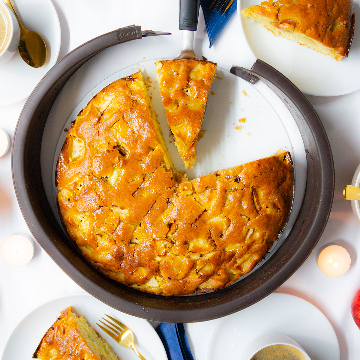 Hausgemachter Apfelkuchen mit frischen Äpfeln – saftig, duftend und voller Kindheitserinnerungen. Ein klassisches Lieblingsrezept für die ganze Familie.